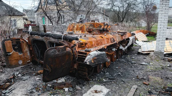 ウクライナの戦争 破壊されたロシアの装甲車はキエフ地方の私設の庭に立っています — ストック写真
