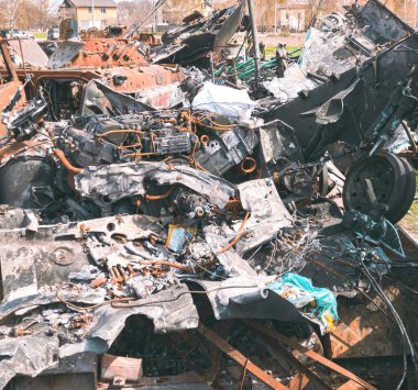 Ukrayna 'daki savaş, Irpen' in eteklerindeki Rus MTLB 'sinin patlaması sonucu MTLB' yi havaya uçurdu.