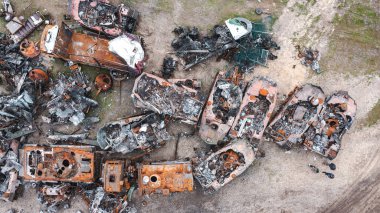Ukrayna 'daki savaş, parçalara ayrılıp Rus askeri teçhizatını yaktı, Irpin, Kyiv bölgesi yakınlarında askeri teçhizatı imha etti. Drone görünümü, hava görünümü