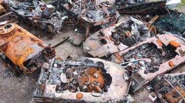 Ukrayna 'daki savaş, parçalara ayrılıp Rus askeri teçhizatını yaktı, Irpin, Kyiv bölgesi yakınlarında askeri teçhizatı imha etti. Drone görünümü, hava görünümü