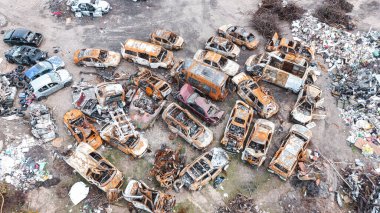 Ukrayna 'daki savaş, parçalara ayrılıp Rus askeri teçhizatını yaktı, Irpin, Kyiv bölgesi yakınlarında askeri teçhizatı imha etti. Drone görünümü, hava görünümü