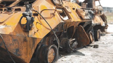 Ukrayna 'da Savaş, Yakılmış Rus MTLB, Irpin, Kyiv bölgesi yakınlarında