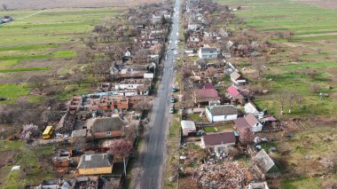 Ukrayna 'daki savaş, Andriivka, Kyiv bölgesindeki bombardıman ve yarı tahrip edilmiş köy, insansız hava aracı manzarası, hava fotoğrafçılığı.