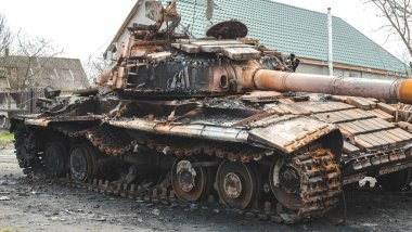 Ukrayna 'daki savaş, Ukrayna' nın Ukrayna köyünün dışında yanmış bir tank, Kyiv bölgesi