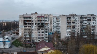 Ukrayna, Borodyanka 'daki savaş, bir apartmanın bombalanması, insansız hava aracı görüntüsü, hava fotoğrafçılığı.