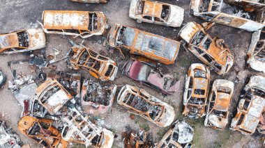 Ukrayna 'daki savaş, parçalandı ve Rus askeri teçhizatını yaktı, Irpen, Kyiv bölgesi yakınlarında askeri teçhizatı yok etti. Drone görünümü, hava görünümü