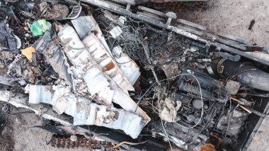 Ukrayna 'daki savaş, Rus MTLB patladı, Irpin, Kyiv bölgesi yakınlarında askeri teçhizat imha edildi. İHA 'nın dikey görüntüsü, hava fotoğrafçılığı