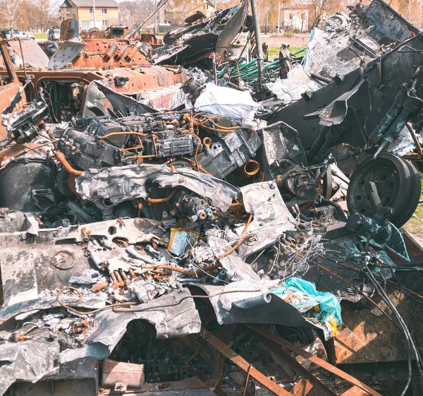 Ukrayna 'daki savaş, Irpen' in eteklerindeki Rus MTLB 'sinin patlaması sonucu MTLB' yi havaya uçurdu.