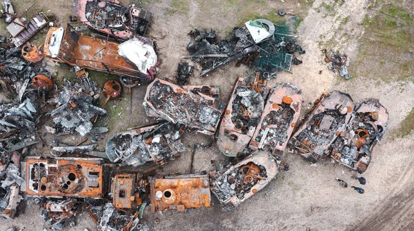 Ukrayna 'daki savaş, parçalara ayrılıp Rus askeri teçhizatını yaktı, Irpin, Kyiv bölgesi yakınlarında askeri teçhizatı imha etti. Drone görünümü, hava görünümü