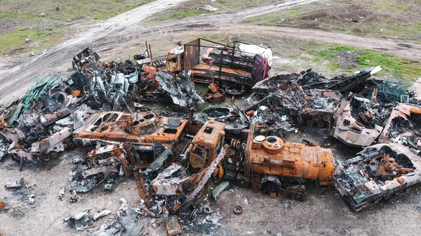 Ukrayna 'daki savaş, parçalandı ve Rus askeri teçhizatını yaktı, Irpen, Kyiv bölgesi yakınlarında askeri teçhizatı yok etti. Drone görünümü, hava görünümü