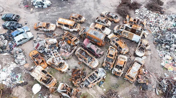 Ukrayna 'daki savaş, parçalara ayrılıp Rus askeri teçhizatını yaktı, Irpin, Kyiv bölgesi yakınlarında askeri teçhizatı imha etti. Drone görünümü, hava görünümü