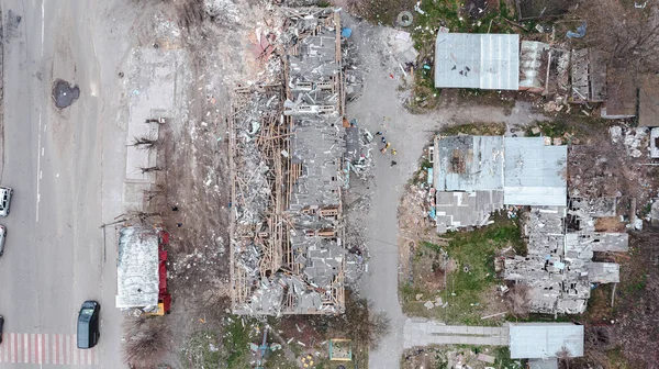 ボロディアンカ ロケットによって破壊された住宅建築物の一部 家の屋根は爆発で破壊された ドローンからの垂直方向の眺め 空中写真 — ストック写真