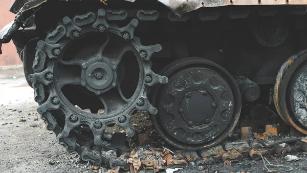 Ukrayna 'daki savaş, Ukrayna' nın Ukrayna köyünün dışında yanmış bir tank, Kyiv bölgesi