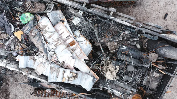 Ukrayna 'daki savaş, Rus MTLB patladı, Irpin, Kyiv bölgesi yakınlarında askeri teçhizat imha edildi. İHA 'nın dikey görüntüsü, hava fotoğrafçılığı