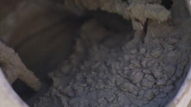 Yaz, beton karıştırıcı sıvı beton yakın plan, çalışan beton karıştırıcı
