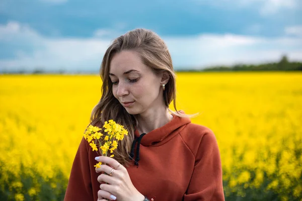 Ukrainian Girl Portrait Girl Background Yellow Rapeseed Field Background Resembles — Stock Photo, Image