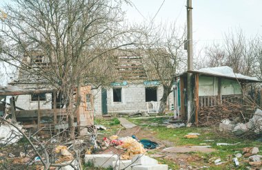 Ukrayna 'daki savaş, patlamayla yıkılan eski bir ev.