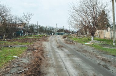 The war in Ukraine, the view of the village affected by the explosions, the road in the destroyed village