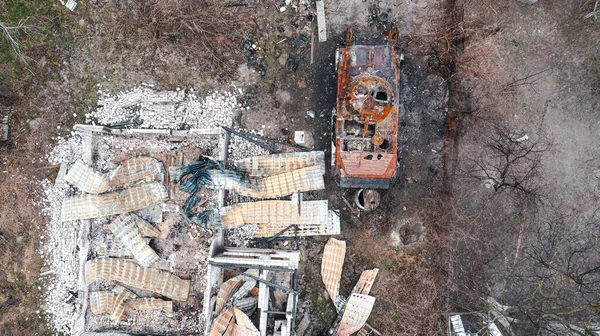 Ukrayna Daki Savaş Havaya Uçurulan Bmd Yıkılmış Evin Yanında Duruyor — Stok fotoğraf