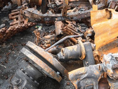 Ukrayna 'daki savaş, patlayan bir tank, patlayan bir tankın bir avuç metal parçası.