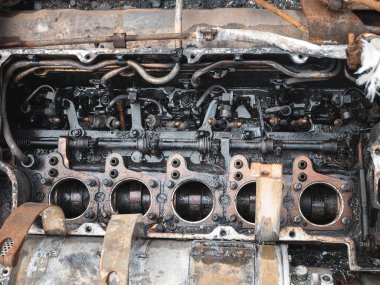 Ukrayna 'daki savaş, yanmış ve kısmen parçalanmış tank motoru.