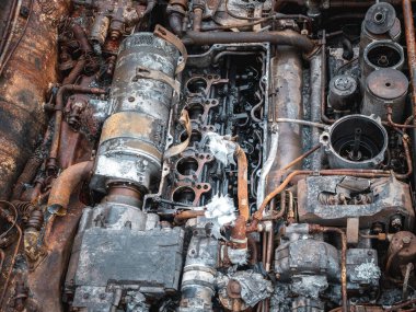 Ukrayna 'daki savaş, yanmış tank, yanmış motor bölmesi, yanmış ve hafif parçalanmış tank motoru..