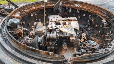 Ukrayna 'daki savaş tank kulesini yıktı ve yıktı. Tank kulesinin iç kısmının yandığını gördü.