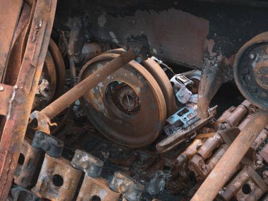  Ukrayna 'daki savaş, havaya uçan bir tank, tank süspansiyonunun kalıntıları, bozuk tank silindirleri.