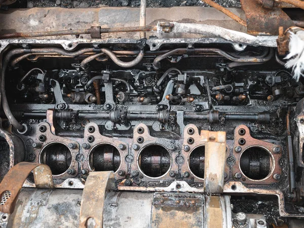 Ukrayna 'daki savaş, yanmış ve kısmen parçalanmış tank motoru.