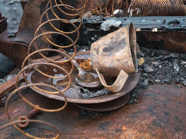 Ukrayna 'daki savaş, yanan bir tankın üzerinde durmak için bir askerin metal aletlerinin yanması.