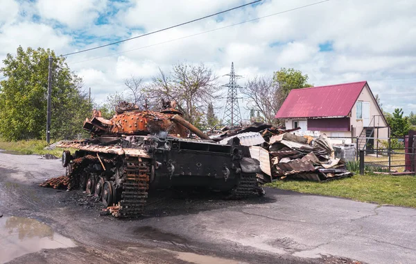 Oorlog Oekraïne Vernietigde Tank Vernietigde Tank Staat Weg Tegen Achtergrond — Stockfoto