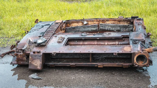 Ukrayna 'daki savaş, motor kapağı bir patlamayla parçalandı.