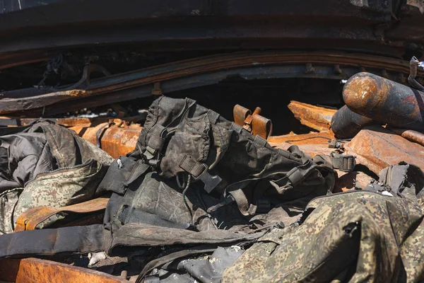 Oorlog Oekraïne Persoonlijke Bezittingen Van Soldaat Liggen Een Verbrande Tank — Stockfoto