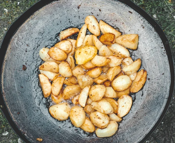 Evde kızarmış patates, yağda kızarmış patates, dikey üst manzara.