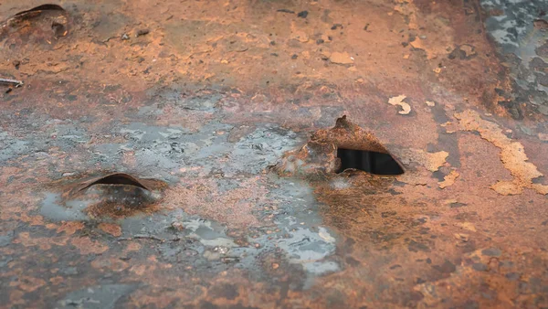 Ukrayna 'daki savaş, yanmış sivil bir araba, şarapnel parçalarından zarar görmüş metal parçaları.