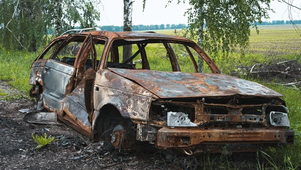 Guerre Ukraine Une Voiture Civile Incendiée Tient Sur Bord Route — Photo
