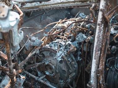 Ukrayna 'daki savaş, MTLB' yi yok etmek, zırhlı bir aracın yanmış motor bölmesi..