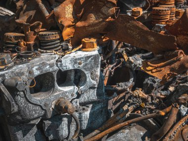 Ukrayna 'da savaş, tahrip edilmiş tank, bozuk tank motor bloğu yakın plan