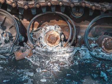 Ukrayna 'daki savaş, Rus tankı t 72' yi yok etmek, bozuk ve erimiş tank süspansiyonu