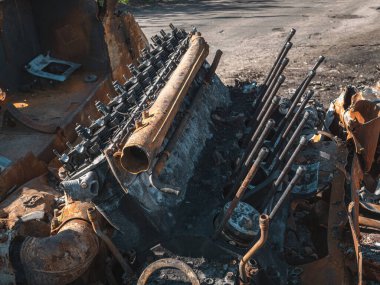 Ukrayna 'da savaş, tahrip edilmiş tank, yanmış ve yarı parçalanmış tank motoru, üst görünüm