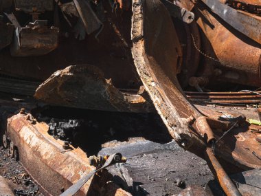 Ukrayna 'daki savaş, yok edilen tank tankı, yakın plan tank zırhı patlaması.