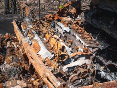 Ukrayna 'da savaş, tankı tahrip etmek, hasarlı ve yanmış tank motoru