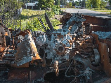 Ukrayna 'da savaş, imha edilmiş tank, yanmış ve yarı parçalanmış tank motoru