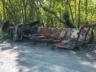 Ukrayna 'daki savaş, tamamen yok edilmiş bir BMP, bir BMP patlamayla parçalanmış yol kenarında duruyor, yan görüş.