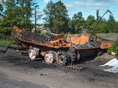 Ukrayna 'daki savaş, parçalanmış, tamamen yok edilmiş bir tank, tankın kalıntıları yolda, Severodonetsk.