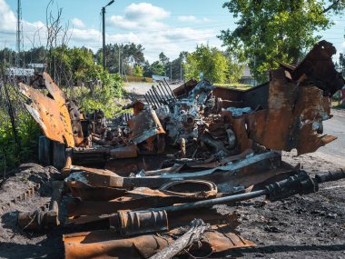 Ukrayna 'daki savaş, yok edilen tank, tankın kalıntıları yol kenarında, ön tarafta.