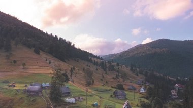 Ukrayna Karpatları, gün batımında Karpatların manzaraları, insansız hava aracı görüşü, hava fotoğrafçılığı.