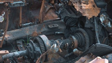 Ukrayna 'da savaş, bozuk askeri teçhizat, MTLB patlamayla parçalandı, şanzıman kırıldı.