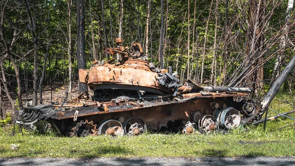 Война Украине Разрушенный Танк Разорванной Башней Стоит Лесу Рядом Дорогой — стоковое фото
