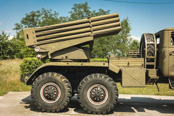 Sovyet BM-21 GRAD kendinden itişli roket fırlatıcı, füze bölümü yakın plan, yan görüş